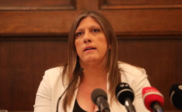 Ζωή Κωνσταντοπούλου: Επιθεωρητές εργασίας κατέληξαν στο ΑΤ Ομονοίας μετά από καταγγελία της – Έλεγχαν υπόθεση υπαλλήλου της Πλεύσης Ελευθερίας