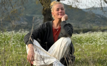 Η Ζέτα Μακρυπούλια ποζάρει στο χωριό της στο Αγρίνιο: Τα τελευταία χρόνια επέστρεψα στις ρίζες μου