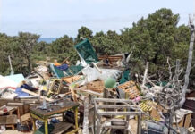 Γαύδος: Γκρέμισαν παραπήγματα κατασκηνωτών – Αντιδράσεις από την παράταξη της αντιπολίτευσης κατά της δημάρχου