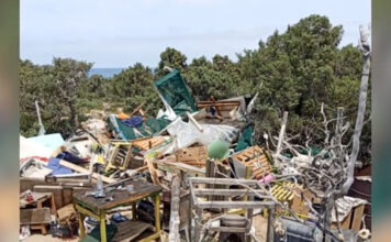 Γαύδος: Γκρέμισαν παραπήγματα κατασκηνωτών – Αντιδράσεις από την παράταξη της αντιπολίτευσης κατά της δημάρχου