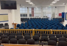 Πανδαιμόνιο με φωνές και διαμαρτυρίες στη δίκη για τα Τέμπη – Εξοργισμένοι οι συγγενείς των θυμάτων