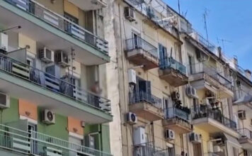 Θεσσαλονίκη: Φοιτητής σε κατάσταση αμόκ πετούσε πράγματα από το μπαλκόνι & ζητούσε ψυχολόγο