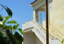 Χαϊδάρι: Διέφυγε τον κίνδυνο η 13χρονη μαθήτρια που είχε πέσει στο κενό με το κεφάλι μεσα στο σχολείο