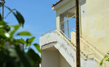 Χαϊδάρι: Διέφυγε τον κίνδυνο η 13χρονη μαθήτρια που είχε πέσει στο κενό με το κεφάλι μεσα στο σχολείο