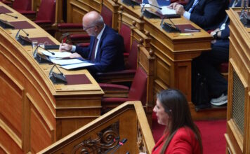 Φλωρίδης σε Κωνσταντοπούλου στη Βουλή: «Υπάρχει μία κωμωδία με τον Γιώργο Κωνσταντίνου που έχει ανεβεί σε παγκάκι, πλησιάζετε επικίνδυνα προς αυτό»