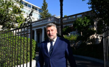 Ο Γιάννης Καλλιάνος διαψεύδει τα σενάρια ένταξής του σε κόμμα Σαμαρά: «Τον σέβομαι, όμως δεν έχω να πάω πουθενά»