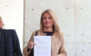 Στον Άρειο Πάγο η Μαρία Καρυστιανού: Κατέθεσε την ιδρυτική διακήρυξη και 650 υπογραφές για το κόμμα της