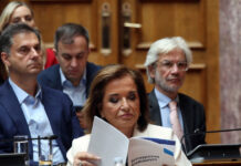 Η ΚΟ της ΝΔ σε φωτογραφίες: Η μελετηρή Ντόρα Μπακογιάννη, οι αγκαλιές της Αγαπηδάκη και τα γέλια πριν τα «καρφιά»