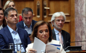 Η ΚΟ της ΝΔ σε φωτογραφίες: Η μελετηρή Ντόρα Μπακογιάννη, οι αγκαλιές της Αγαπηδάκη και τα γέλια πριν τα «καρφιά»