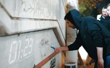 O Κωνσταντίνος Κυρανάκης έσβησε με μπογιά γκράφιτι στον σταθμό του ΗΣΑΠ στον Ταύρο