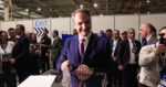 Backstage βίντεο Μητσοτάκη από το συνέδριο της ΝΔ – Οι selfies και η λακ στον γιο του Κωνσταντίνο