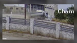 Λάρισα: Φορτηγό παρέσυρε μεταλλική γέφυρα & κατέληξε σε μάντρα επιχείρησης – Νοσηλεύεται ο οδηγός