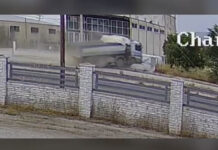 Λάρισα: Φορτηγό παρέσυρε μεταλλική γέφυρα & κατέληξε σε μάντρα επιχείρησης – Νοσηλεύεται ο οδηγός