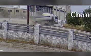 Λάρισα: Φορτηγό παρέσυρε μεταλλική γέφυρα & κατέληξε σε μάντρα επιχείρησης – Νοσηλεύεται ο οδηγός