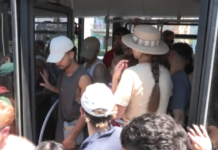 «Μάχη» για μια θέση στα λεωφορεία που οδηγούν στις πλαζ