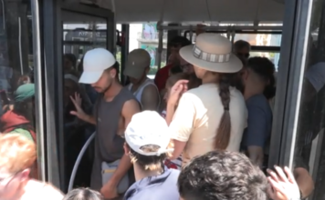 «Μάχη» για μια θέση στα λεωφορεία που οδηγούν στις πλαζ