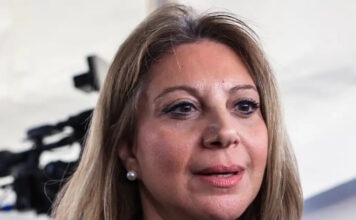 Η Μαρία Καρυστιανού προαναγγέλλει κόμμα μέσα στον Μάιο και καταγγέλλει προσπάθειες εξαγοράς