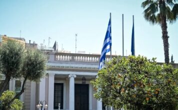«Σηκώνουν μανίκια» στο Μέγαρο Μαξίμου: Ο στόχος της αυτοδυναμίας, η διαιρεμένη αντιπολίτευση και τα νέα κόμματα Τσίπρα και Καρυστιανού