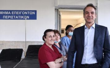 Δέσμευση Μητσοτάκη για παρεμβάσεις στήριξης των νοσηλευτών εντός των επόμενων μηνών: «Αναντικατάστατη η προσφορά τους»