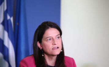 Κεραμέως: Το φύλο δεν πρέπει να παίζει κανένα ρόλο στην αμοιβή – Ποιοι εντάσσονται στα βαρέα και ανθυγιεινά