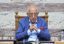 ΠΑΣΟΚ κατά Κακλαμάνη για την αναβολή της συνεδρίασης για τις ανεξάρτητες αρχές: «Οι μάσκες έπεσαν»