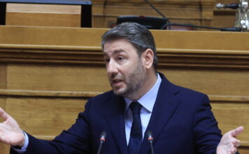 Ανδρουλάκης κατά Μητσοτάκη για αναθεώρηση: «Στρίβειν διά του Συντάγματος» για να ξεφύγει από τα σκάνδαλα