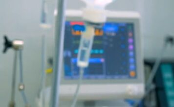 Κρήτη: Χειροπέδες στη μητέρα της 3χρονης που νοσηλεύεται σε ΜΕΘ με βαρύτατα τραύματα – Αναζητείται ο πατέρας