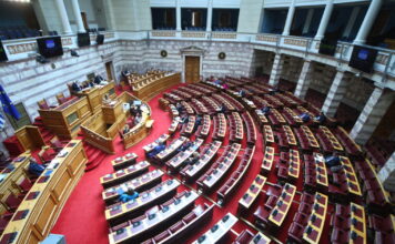 Συνταγματική Αναθεώρηση: Πυρ ομαδόν από την αντιπολίτευση για τις προτάσεις Μητσοτάκη – «Καμία συναίνεση»
