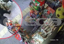 Πατήσια: Η στιγμή της ληστείας με πυροβολισμούς σε κατάστημα – MEGA ντοκουμέντο