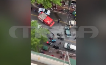 «Καραμπόλα» τριών αυτοκίνητων και δύο μοτοσικλετών στην Πατησίων – Δύο άτομα στο νοσοκομείο