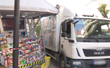 Θεσσαλονίκη: Φορτηγό έπεσε πάνω σε περίπτερο στο κέντρο της πόλης