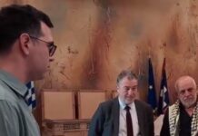 Ο Πέτρος Κωνσταντίνου της ΑΝΤΑΡΣΥΑ αυτοσχεδίασε στον όρκο του στο δημοτικό συμβούλιο της Αθήνας – «Λέει ανοησίες αντί για τον όρκο στο Σύνταγμα» λέει ο Γεωργιάδης