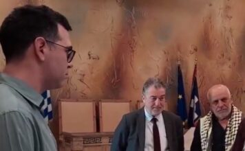 Ο Πέτρος Κωνσταντίνου της ΑΝΤΑΡΣΥΑ αυτοσχεδίασε στον όρκο του στο δημοτικό συμβούλιο της Αθήνας – «Λέει ανοησίες αντί για τον όρκο στο Σύνταγμα» λέει ο Γεωργιάδης