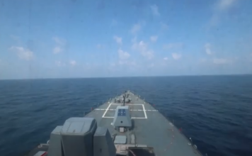 Πόλεμος στη Μέση Ανατολή: Χτυπήθηκε αμερικανικό πολεμικό πλοίο στα Στενά του Ορμούζ – Διαψεύδουν οι ΗΠΑ