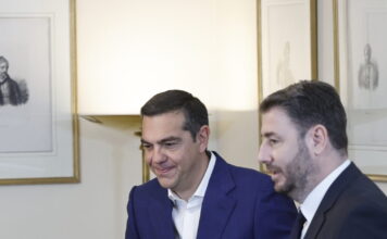Σφοδρή κόντρα μεταξύ ΣΥΡΙΖΑ και ΠΑΣΟΚ για την «ανικανότητα Ανδρουλάκη» με φόντο την επιστροφή Τσίπρα