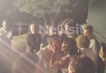 Το τρυφερό φιλί της Μπέττυ Μπαζιάνα και του Αλέξη Τσίπρα στην παρουσίαση της Ελληνικής Αριστερής Συμπαράταξης στο Θησείο