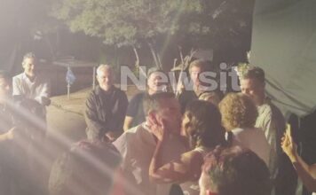 Το τρυφερό φιλί της Μπέττυ Μπαζιάνα και του Αλέξη Τσίπρα στην παρουσίαση της Ελληνικής Αριστερής Συμπαράταξης στο Θησείο