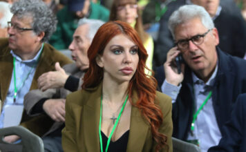 Η Βάσια Αναστασίου του ΠΑΣΟΚ για Αλέξη Τσίπρα: «Να λουστεί δύο φορές, γιατί είναι έντονη η μπογιά»