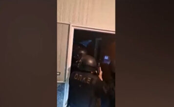Εξάρχεια: Καρέ καρέ η έφοδος των αστυνομικών σε διαμέρισμα σπείρας ναρκωτικών – Πέντε συλλήψεις