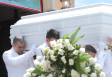 Θρήνος και σπαραγμός στο τελευταίο «αντίο» στην Γωγώ Μαστροκώστα