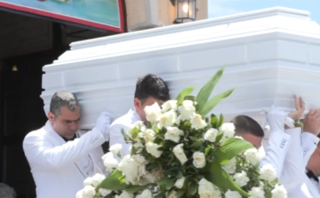 Θρήνος και σπαραγμός στο τελευταίο «αντίο» στην Γωγώ Μαστροκώστα