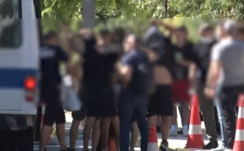 Καλλιθέα: «Τέντωσα το χέρι μου με το μαχαίρι για να φοβηθεί» – Τι υποστήριξε ο 17χρονος κατηγορούμενος