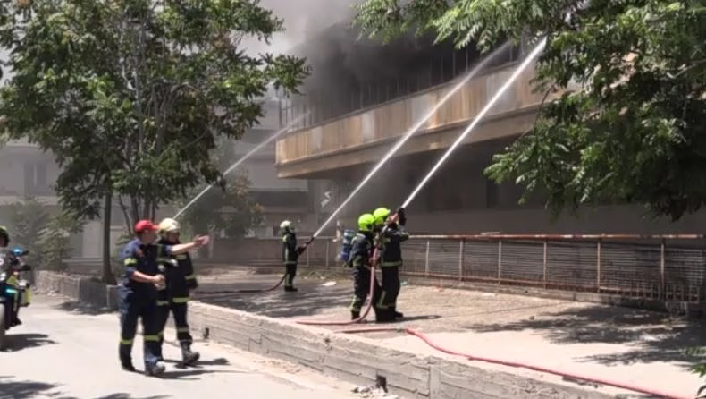 Αιγάλεω: Φωτιά σε εργοστάσιο πλαστικών – Συνεχίζει να καίει για δεύτερη ημέρα