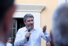 ΠΑΣΟΚ: Από την «επίθεση κατά της ΝΔ» στη διμέτωπη σύγκρουση με Μητσοτάκη και Τσίπρα