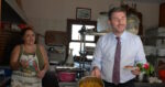 Ανδρουλάκης στην Κάρπαθο με γεμιστά, κολοκυθοανθούς και αιχμές για ακρίβεια και τετραήμερη εργασία