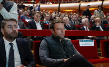 Κασσελάκης προς ΠΑΣΟΚ: «Οι Δημοκράτες δεν μετακινούνται, προχωρούν μπροστά»
