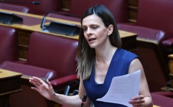 Η Έφη Αχτσιόγλου παραιτήθηκε από βουλευτής