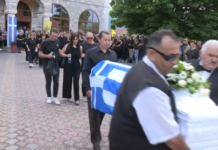 Δράμα: Tο τελευταίο «αντίο» στην 45χρονη αστυνομικό – Καλυμμένο με την ελληνική σημαία το φέρετρο