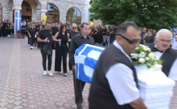 Δράμα: Tο τελευταίο «αντίο» στην 45χρονη αστυνομικό – Καλυμμένο με την ελληνική σημαία το φέρετρο