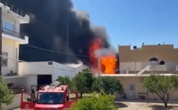 Κρήτη: Καίγονται τρία σπίτια στο Ηράκλειο – Τεράστια κινητοποίηση για φωτιά σε εργοστάσιο